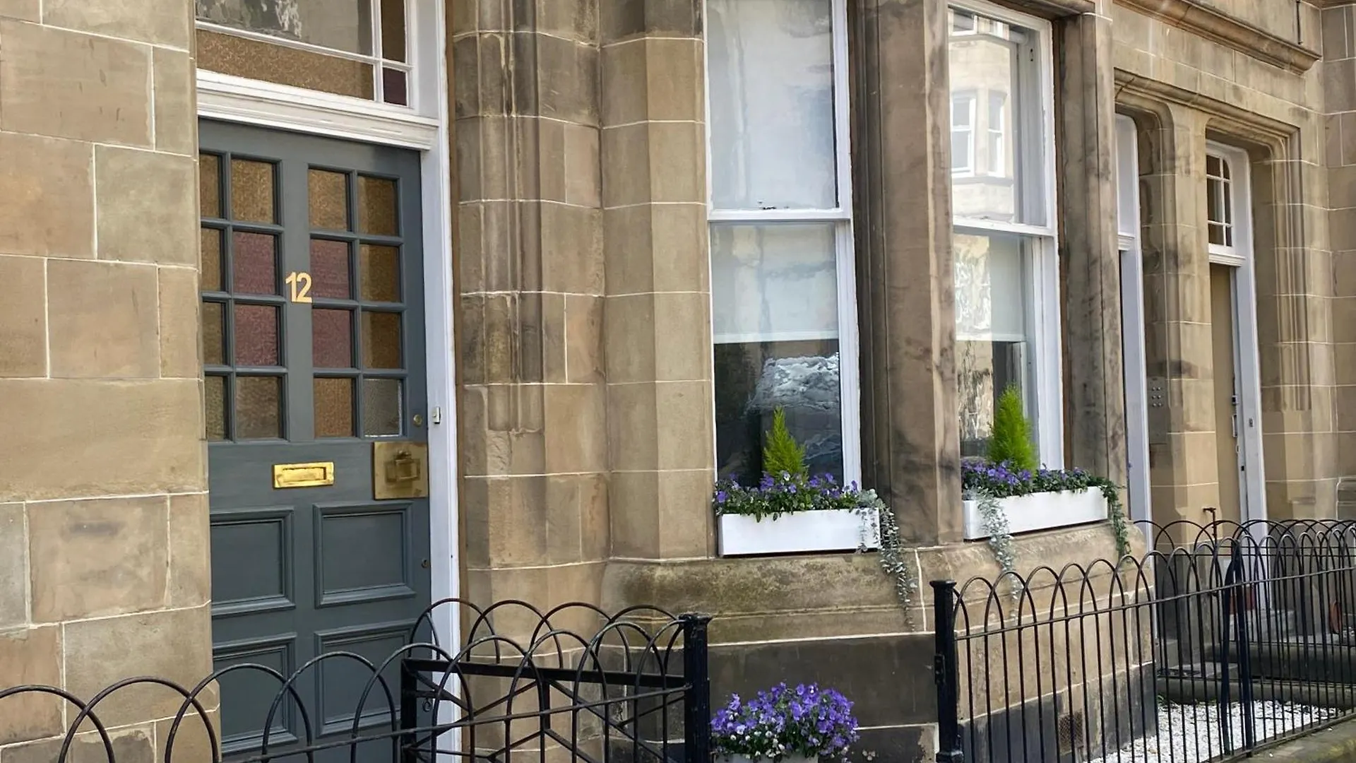 Lovely Main Door 2 Bed Apartment Edimburgo