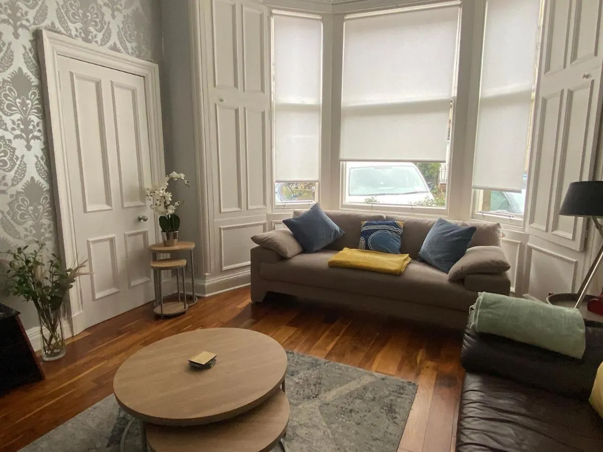 Lovely Main Door 2 Bed Apartment Edinburgh